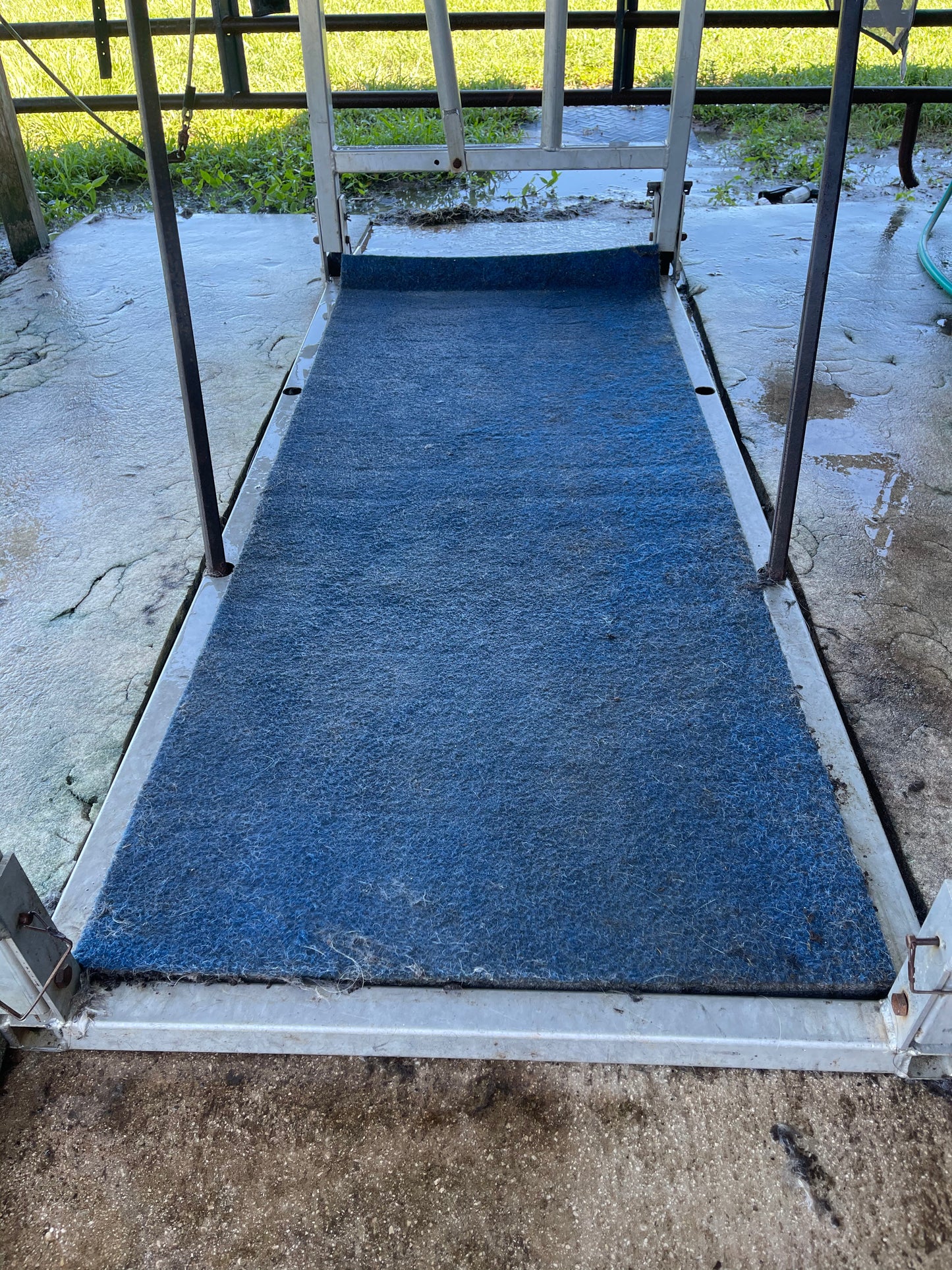 Cattle chute mat